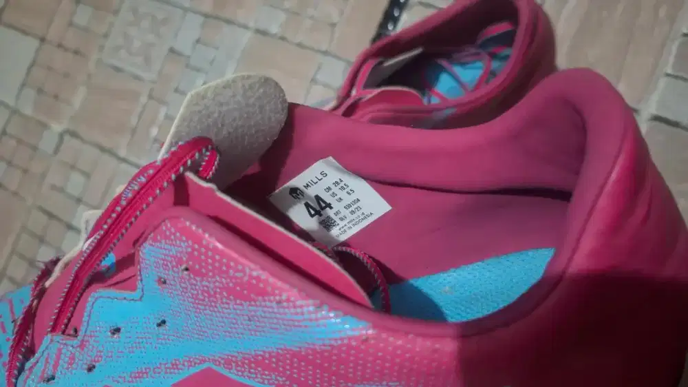 Mills Xyclops Valax FG berwarna cyan/magenta