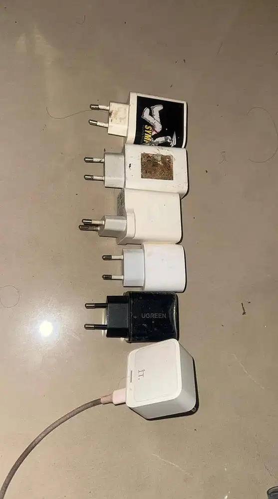 Charger hp ada berbagai merk