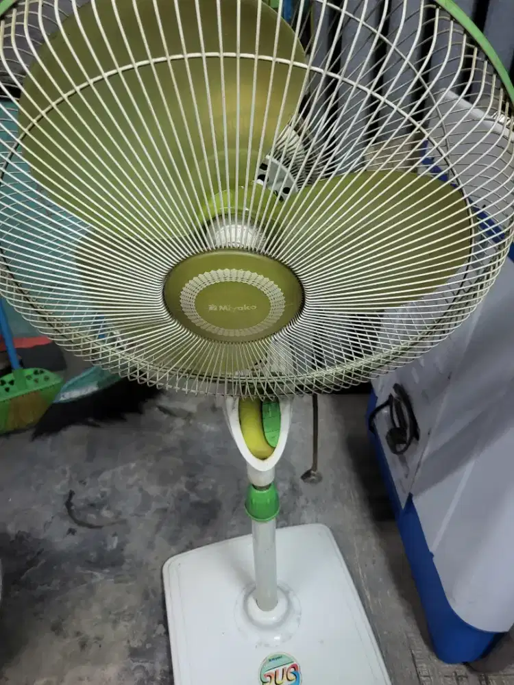 Kipas angin miyako 16 in