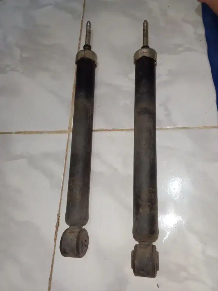 Di jual seken shock belakang Toyota Vios gen 2 satu set