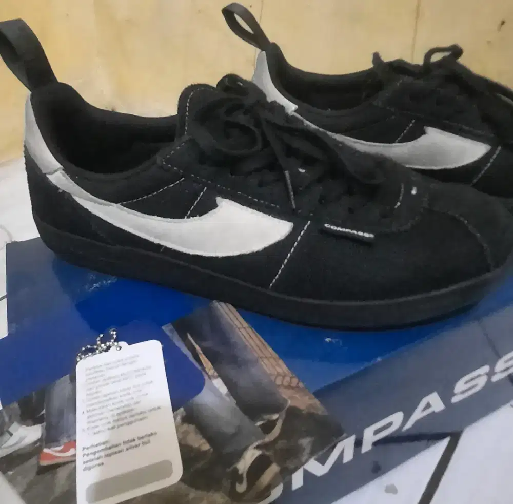 Sepatu compass tribune