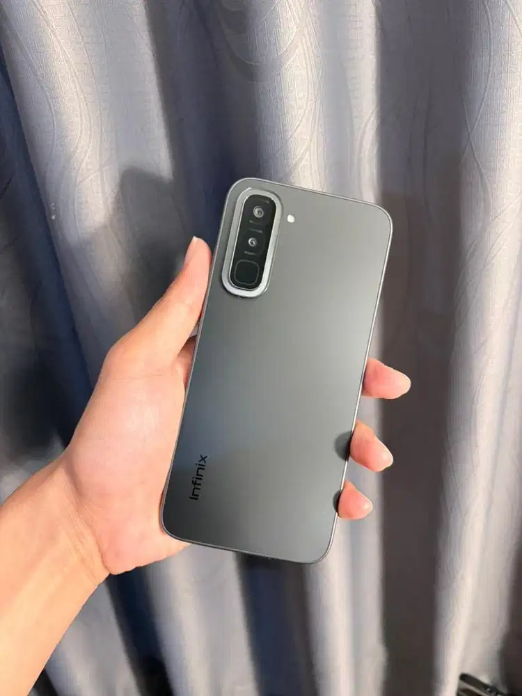 Infinix Hot 70 hitam