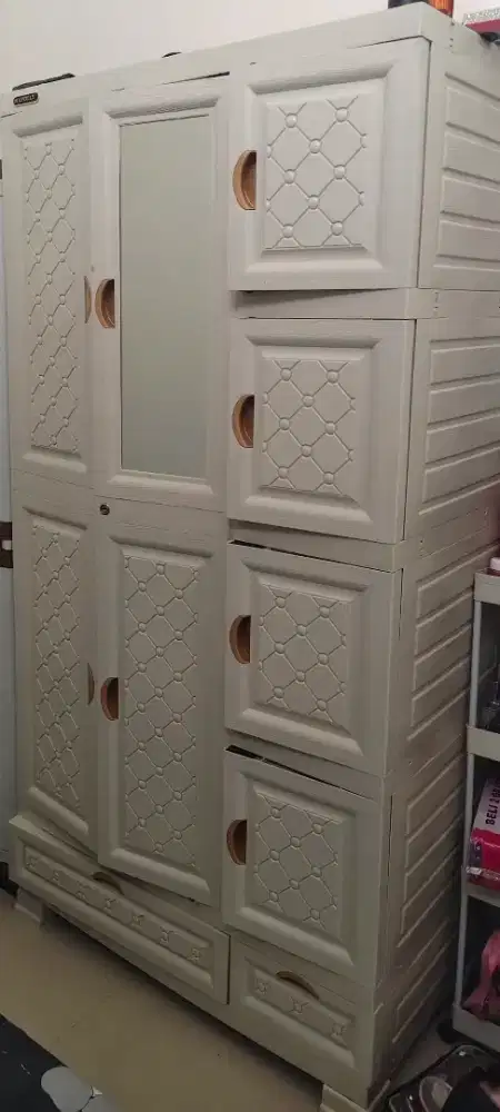 Lemari tiga pintu