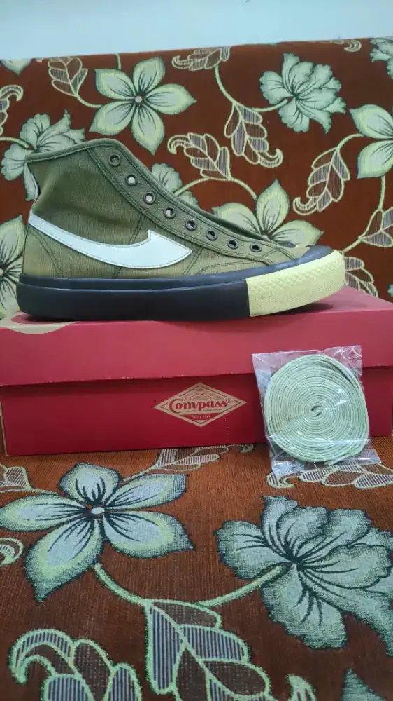 Sepatu Compass ukuran 40 (BEKAS)