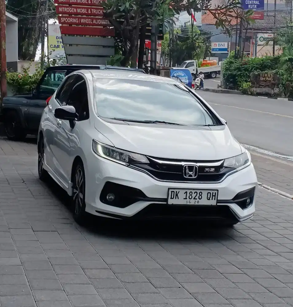 HONDA JAZZ RS AT MODEL BARU LOW KM SIAP PAKAI