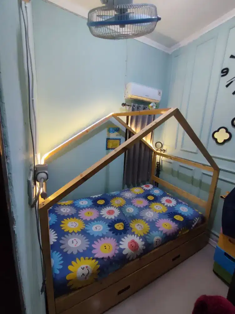 Tempat Tidur Dipan Ranjang atas dan bawah (tidak termasuk Kasur)