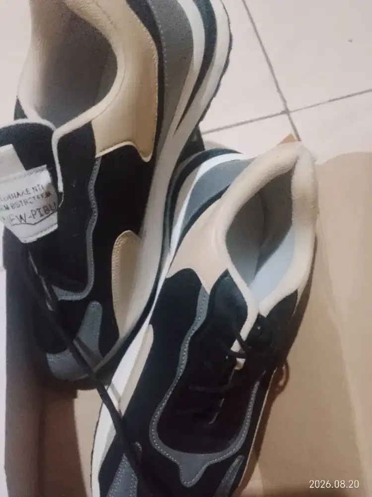 jual sepasang sepatu BARU murah saja