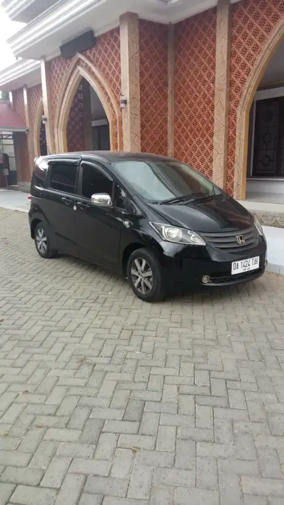 dijual mobil pribadi Honda Freed thn 2009