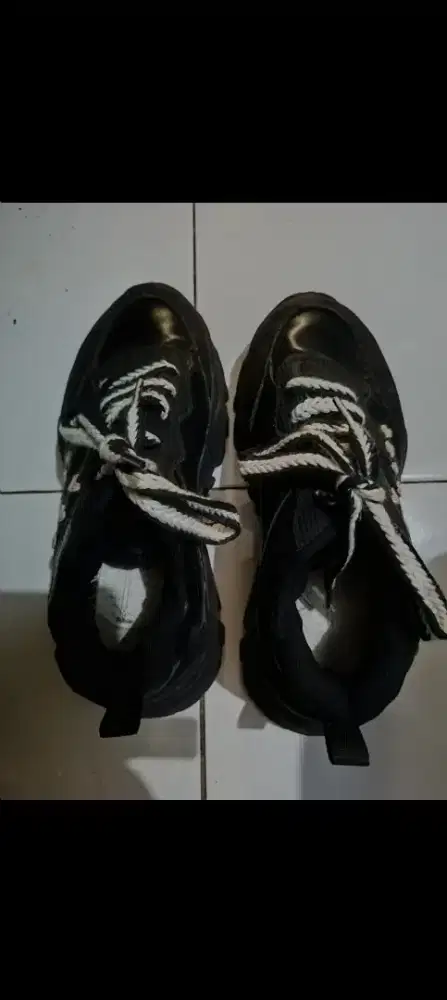 Dijual Borongan 2 pasang sepatu ukuran 37 siap pakai.
