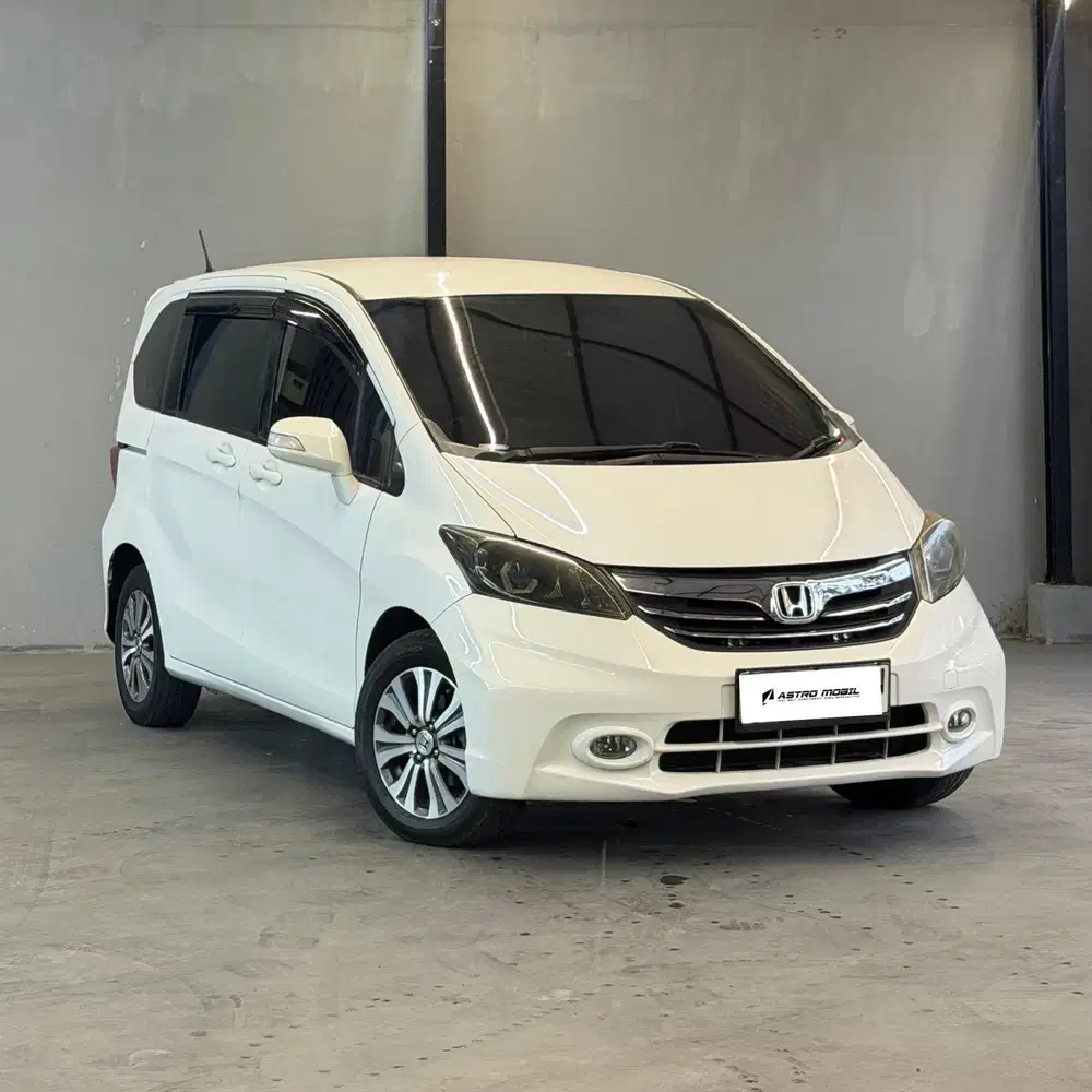 FREED E PSD 2014 / 2013 Matic Murah Kredit Bekas Surabaya Istimewa