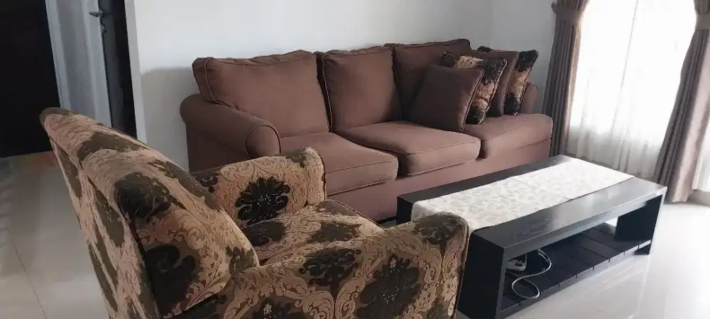 Di jual satu set sofa ruang tamu