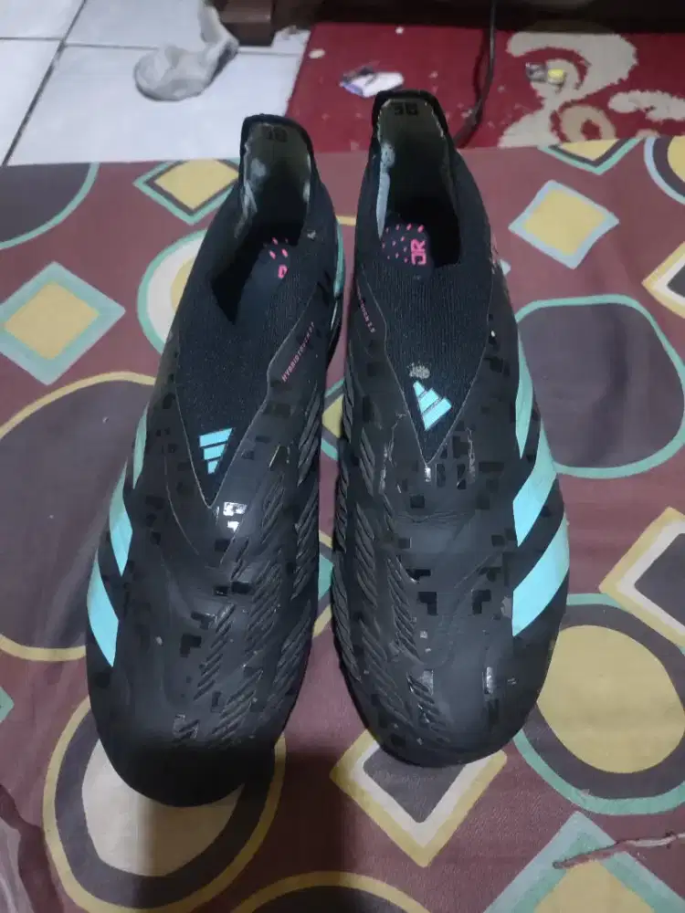 Sepatu bola Adidas Predator laceless