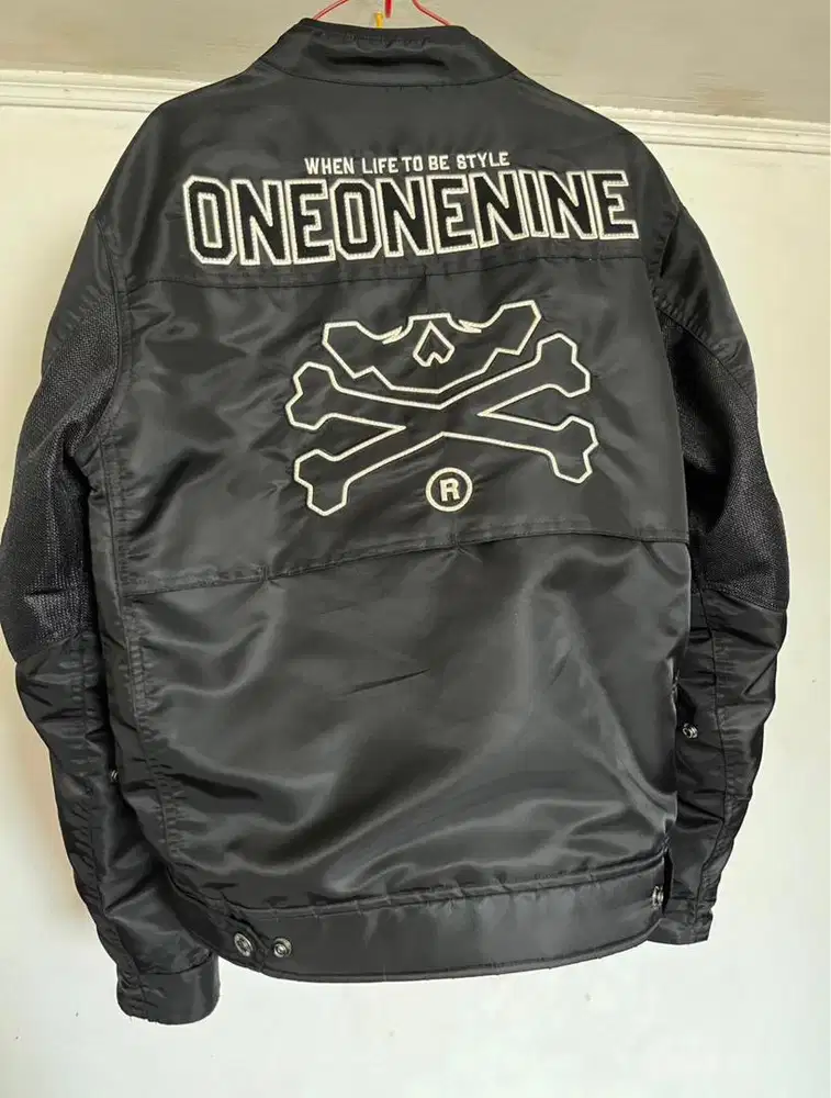 Jaket bomber oneonenine black ukuran L