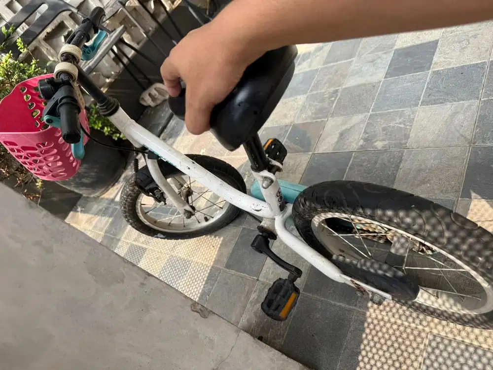 Sepeda Anak B’Twin dengan Keranjang