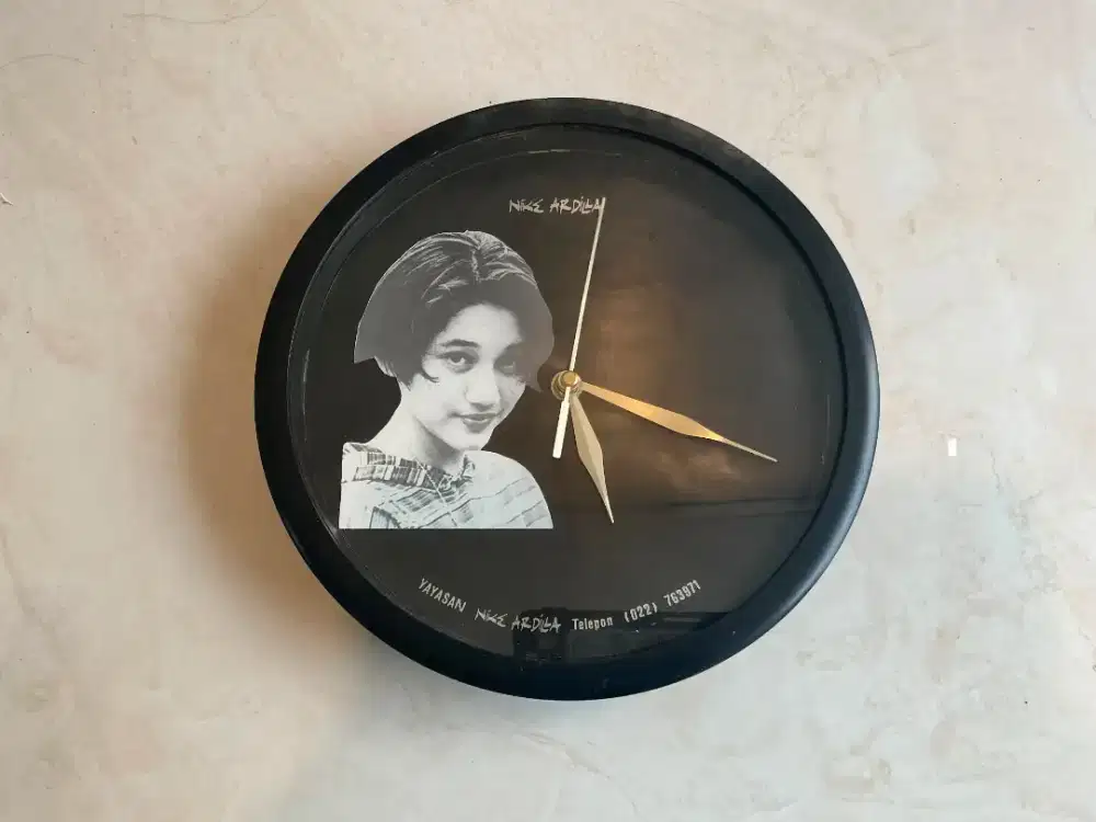 Jam dinding nike ardila