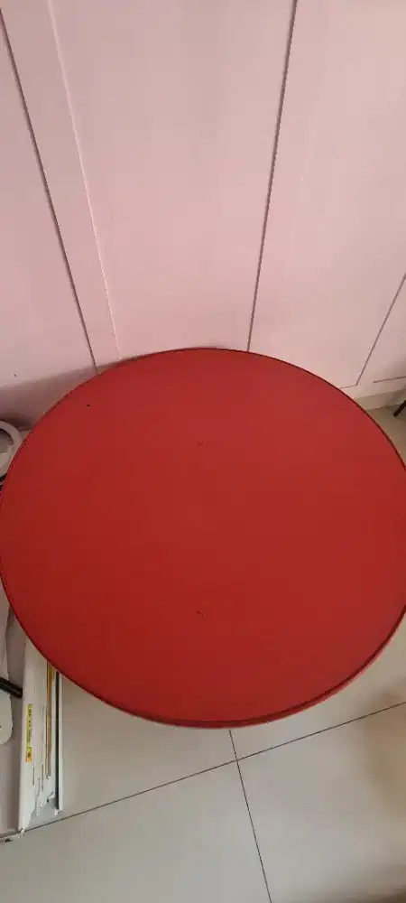 Meja belajar lingkaran berwarna merah