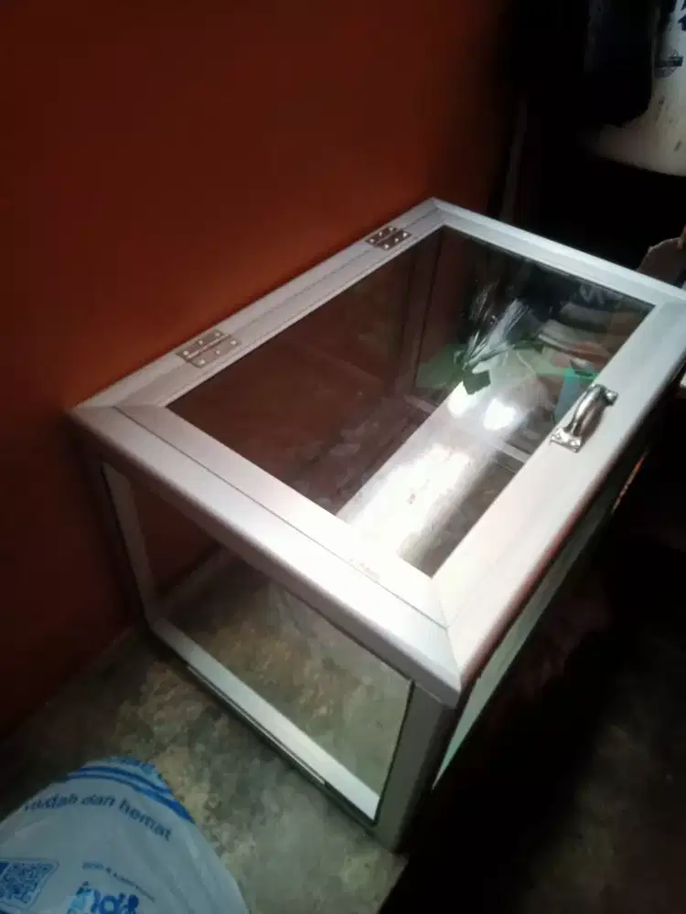 Etalase jambu kristal