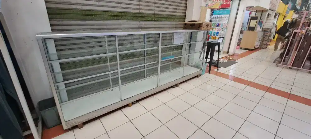 Etalase kaca bekas