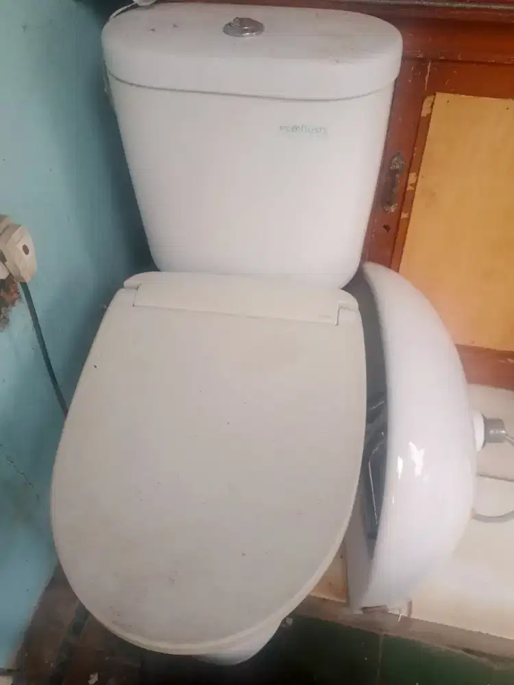 DIJUAL MURAH KLOSET DUDUK TOTO ASLI KONDISI MSH BGS GAK ADA YG RSK