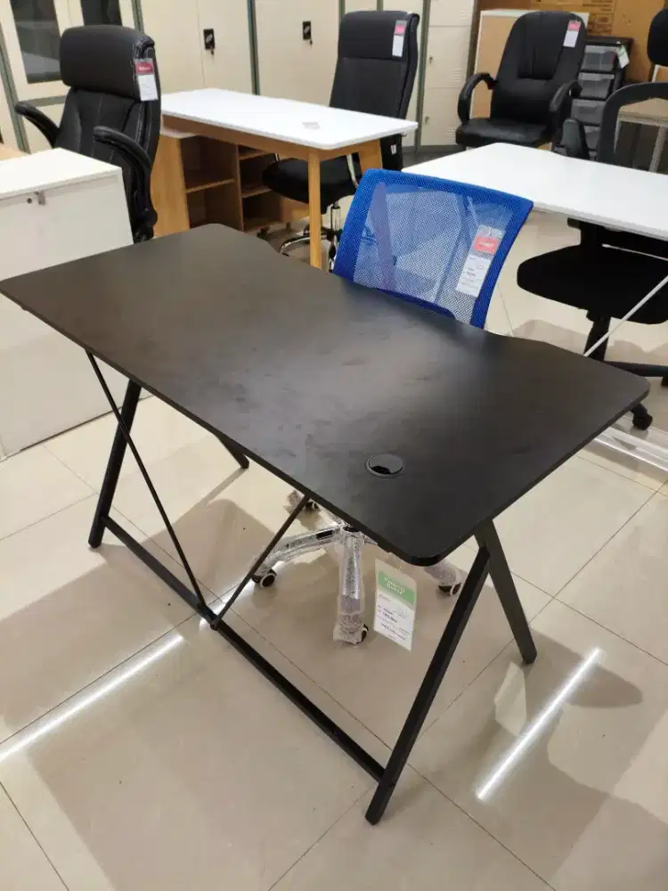 Selma Britta Meja Komputer – Hitam/Putih
