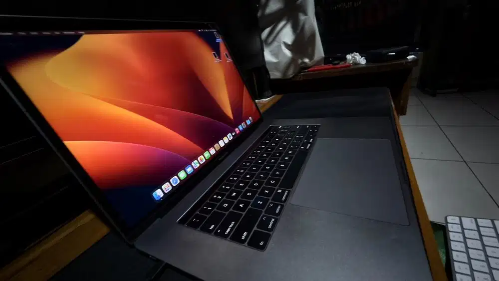 (Pemakaian Pribadi) MacBook Pro 15-inch 2017 Touch Bar i7/16GB/256GB