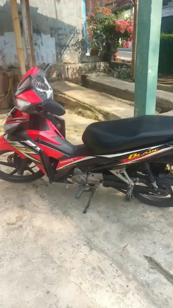 jual cepat honda blade tahun 2013 hitam merah