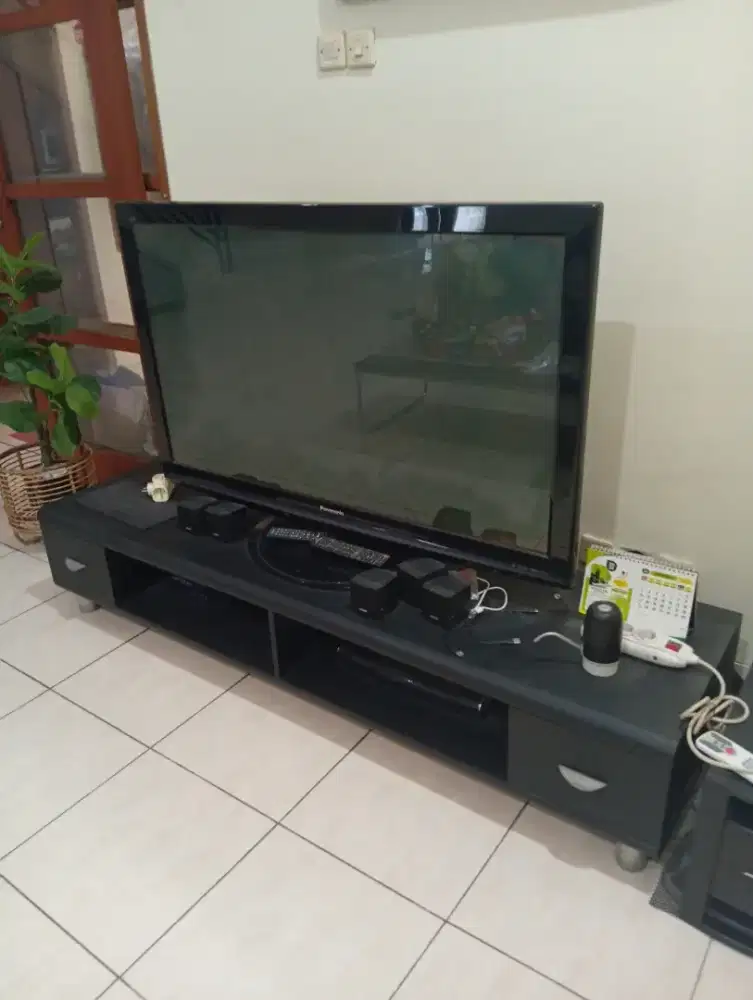Meja TV plus TV Plasma Panasonic