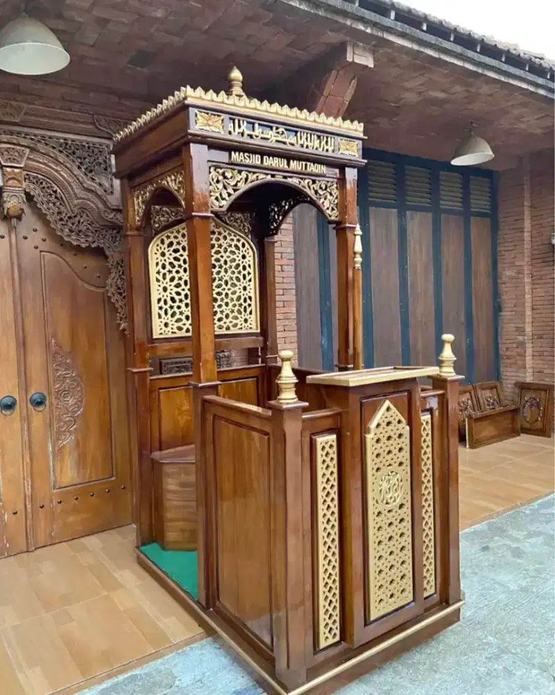 Perajin mimbar masjid