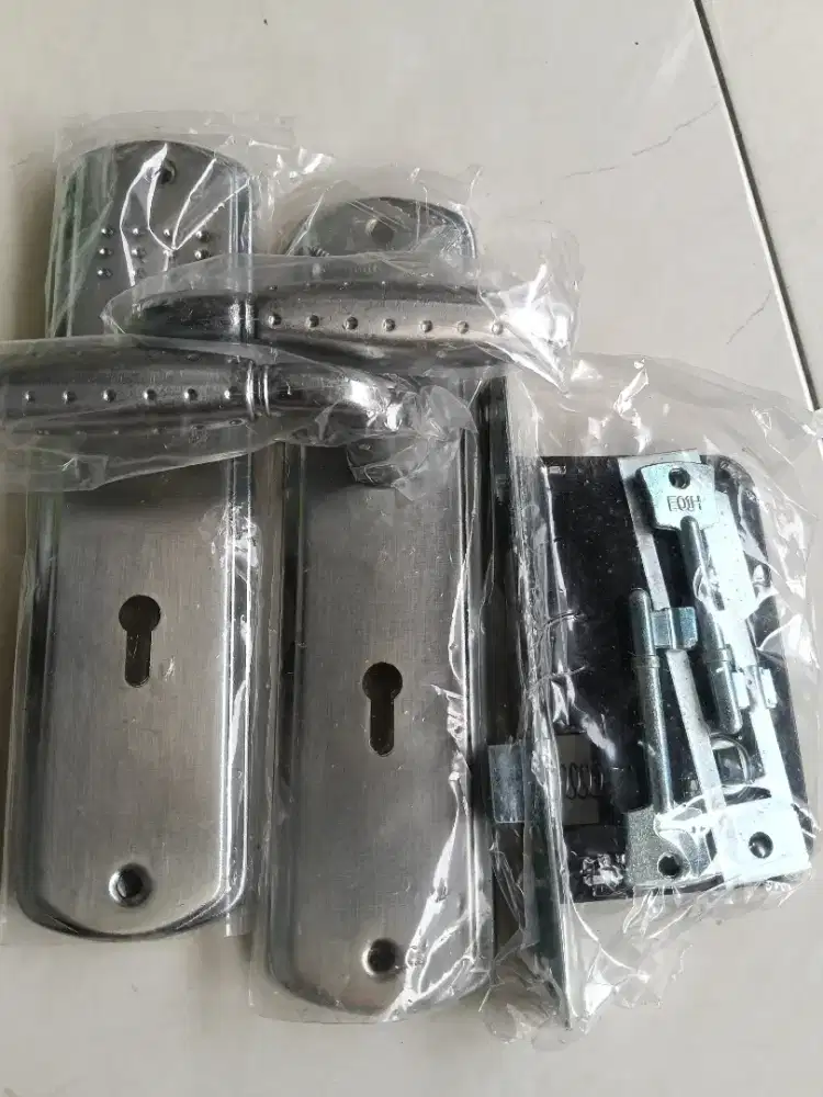 Gagang pintu masih baru