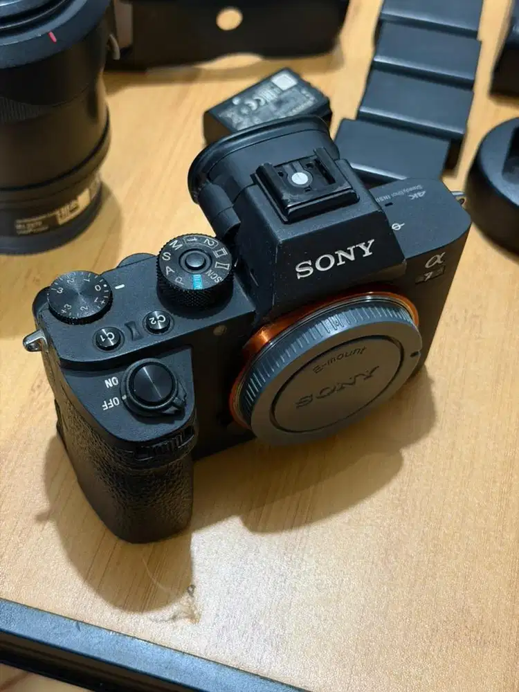 Sony A7R mark II + Kit 28-70mm + Rig + BG