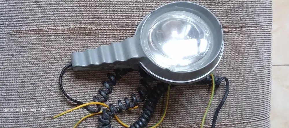 Lampu portabel multifungsi di mobil.