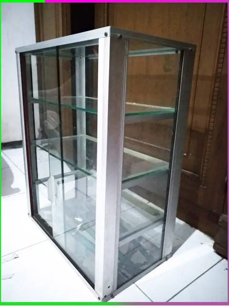etalase kaca ukuran sedang