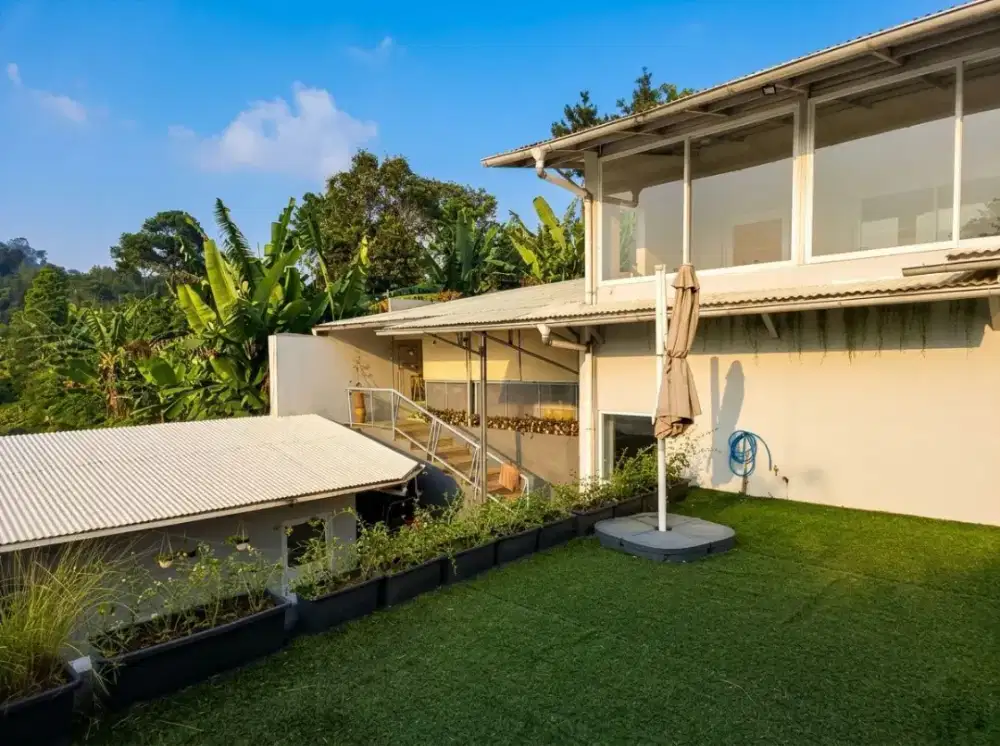 Dijual villa 3 lantai full furnish cantik view gunung  di lembang Bdg