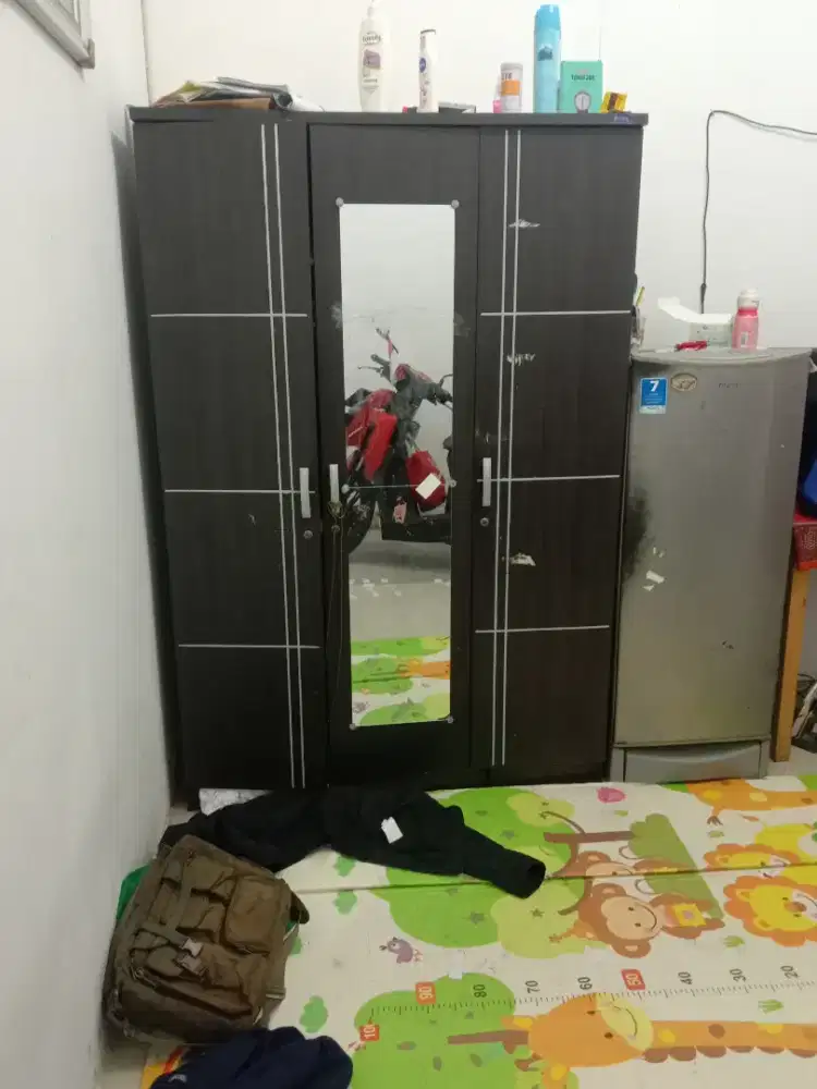 Lemari pakaian 3 pintu.