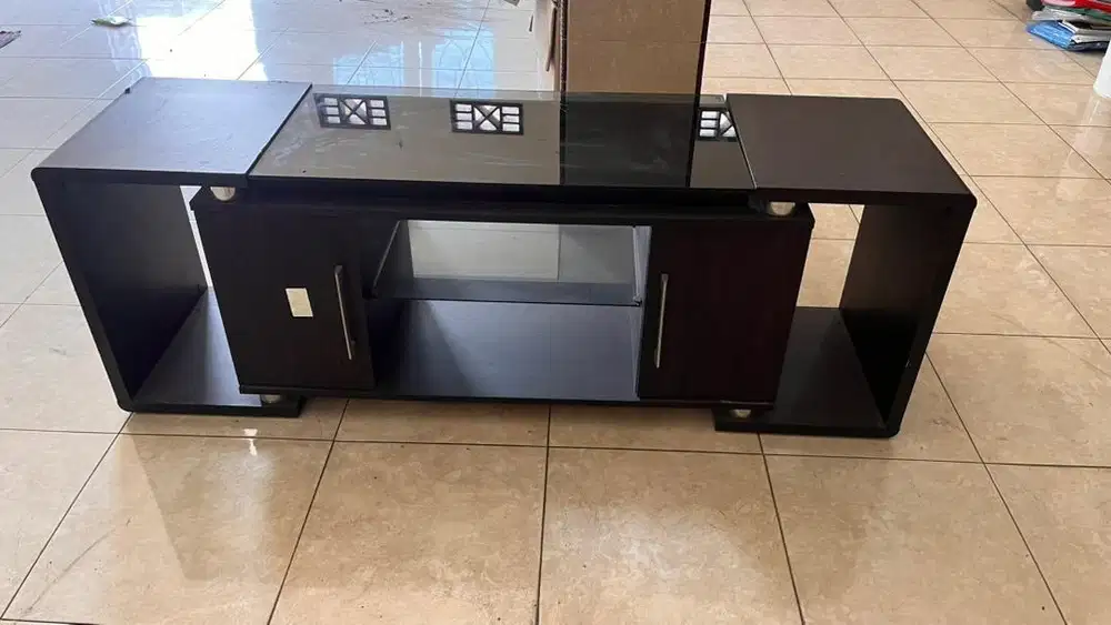 Meja TV / TV Cabinet dengan Storage & Kaca – Bekas