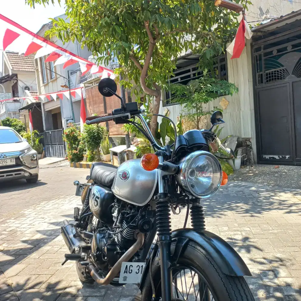 Kawasaki w175 SE motor custom British style