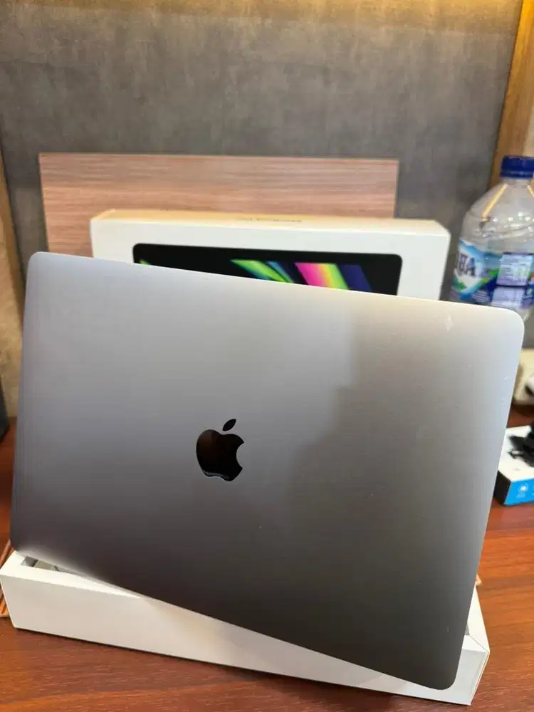 Macbook Pro M2 2022 13inch 8/256 Grey Lengkap