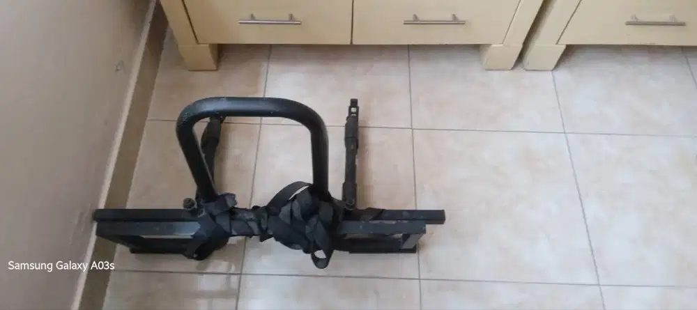 Pengangkut sepeda di mobil.