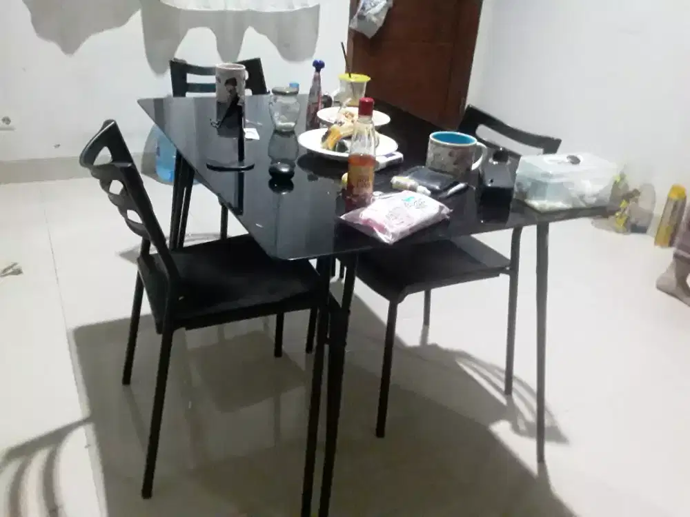 Meja makan Tempered glass minimalis