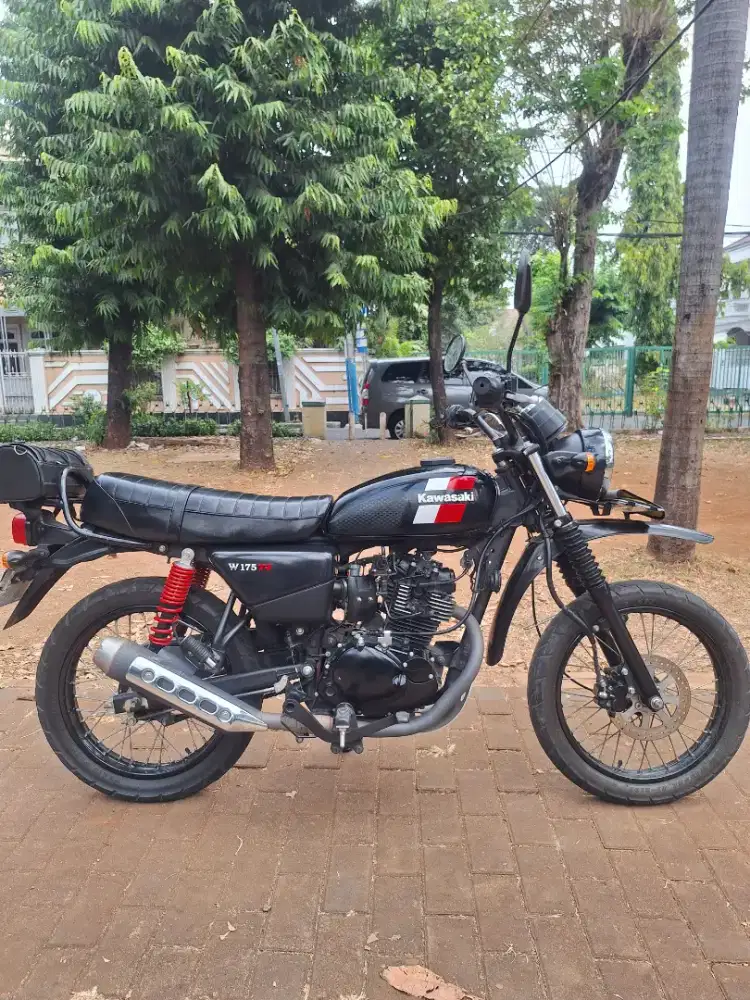 Kawasaki W175 TR Hitam 2021
