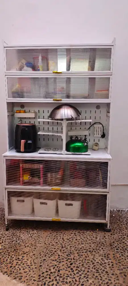 Lemari dapur tingkat tertutup