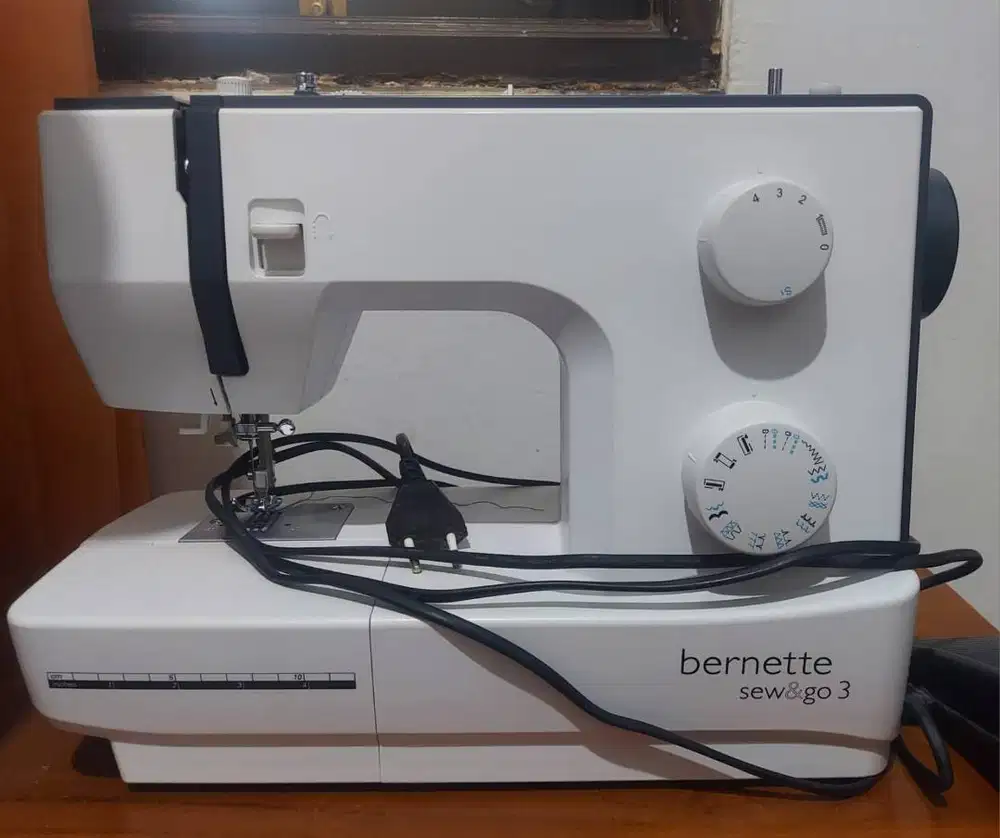 JUAL PRELOVED Pemakaian sendiri: Mesin Jahit Portable Bernette Sew &.