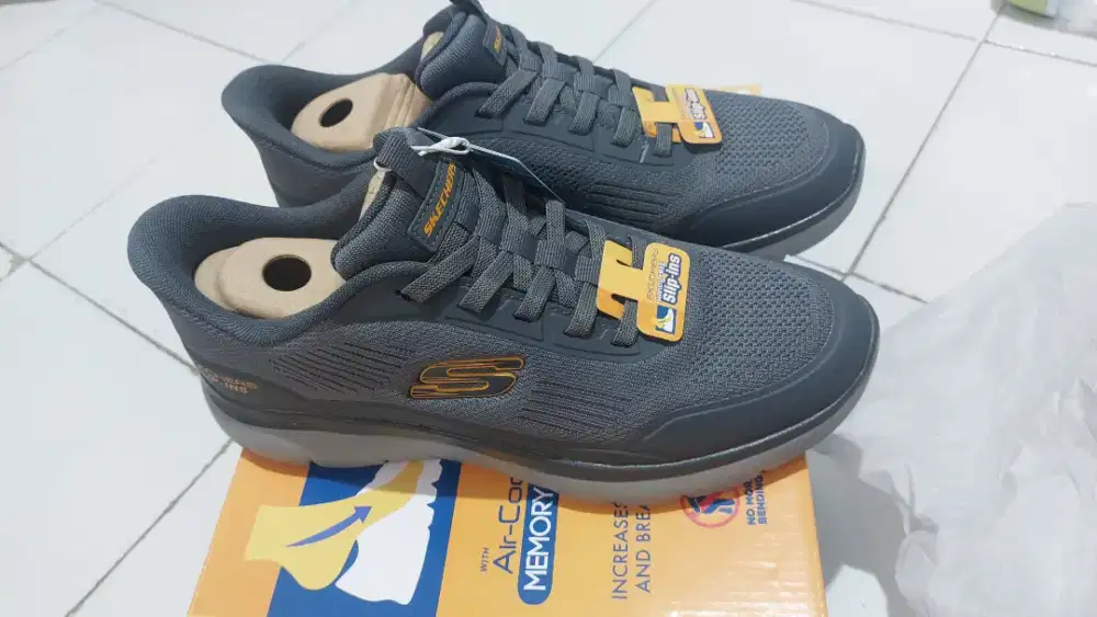 Sepatu pria Skechers
