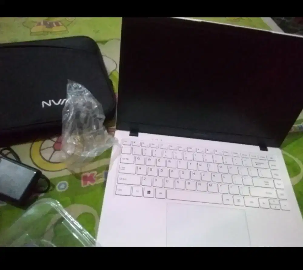 laptop Advan warna putih