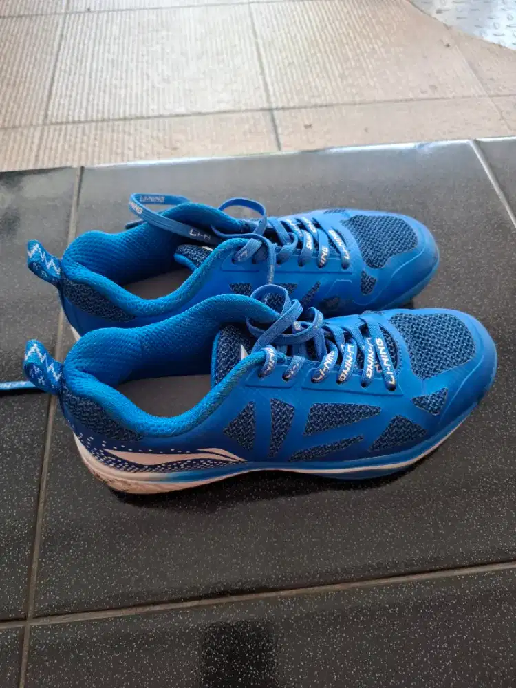 Jual sepatu lining bekas