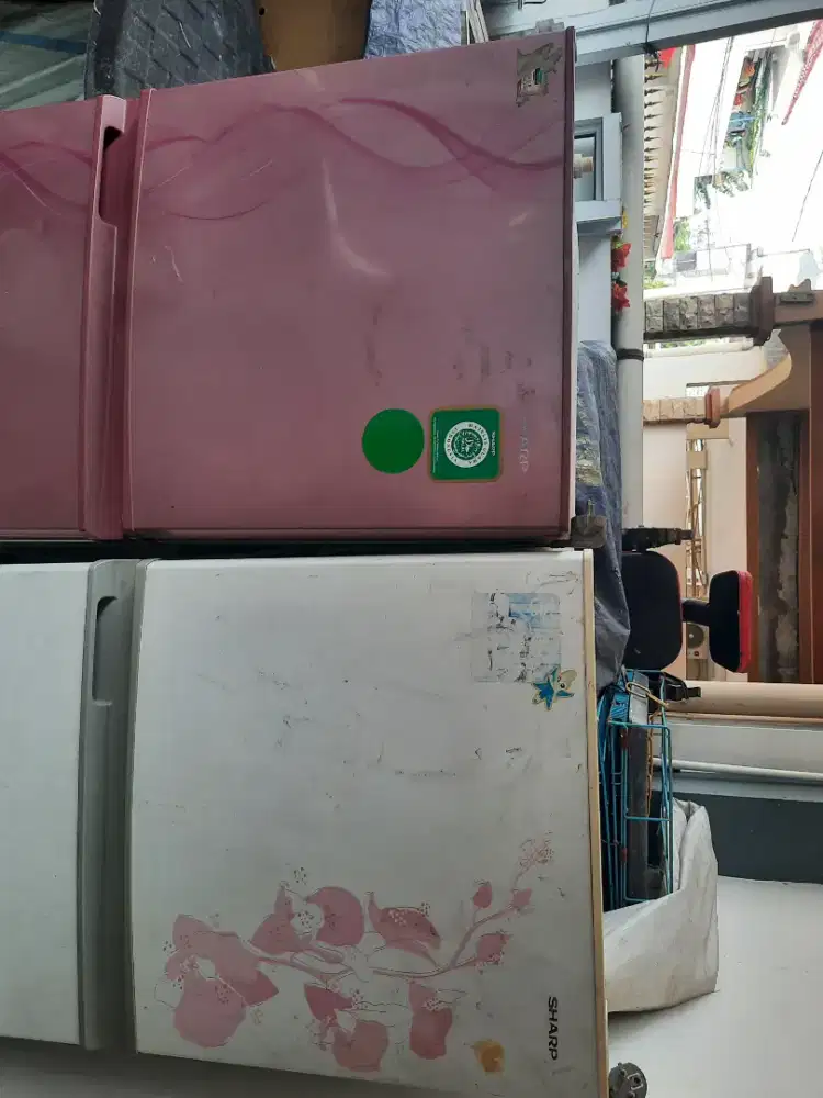 Dijual Cepat Kulkas Sharp 2 Pintu Second Kondisi Normal Bagus