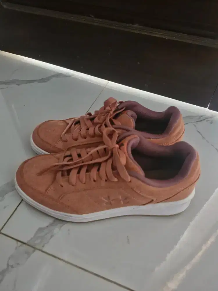 Sepatu Sneakers Wanita Under Armour Suede