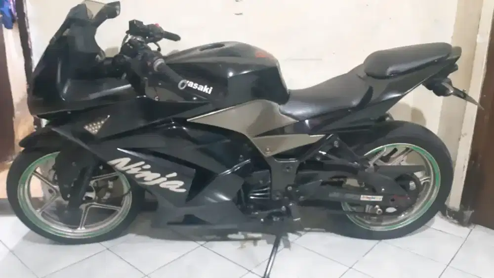 KAWASAKI NINJA 250 KARBU 2011 - SURAT LENGKAP, MESIN NORMAL