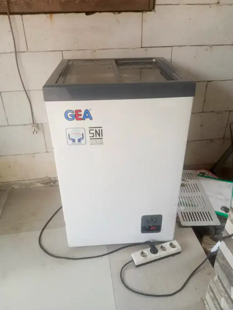 Freezer kaca ukuran L100