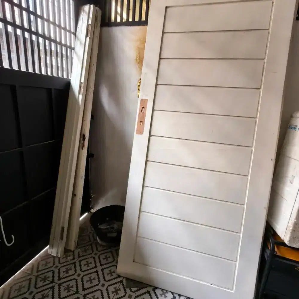 Daun pintu kayu